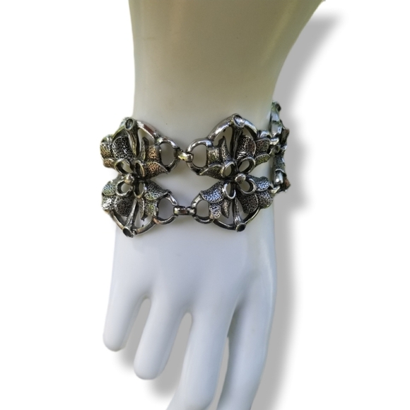 VINTAGE ANTIQUED SILVERTONE FLORAL DESIGN PANEL STYLE CHAIN BRACELET - Picture 3 of 8
